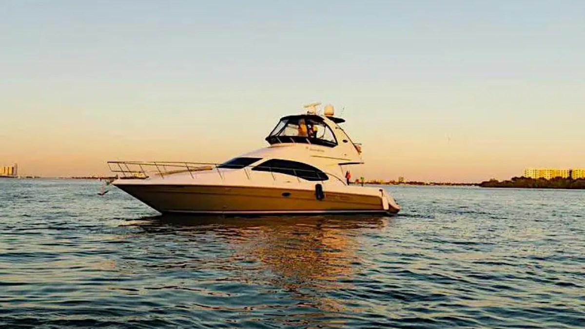 50′ SeaRay yacht morning light cruise