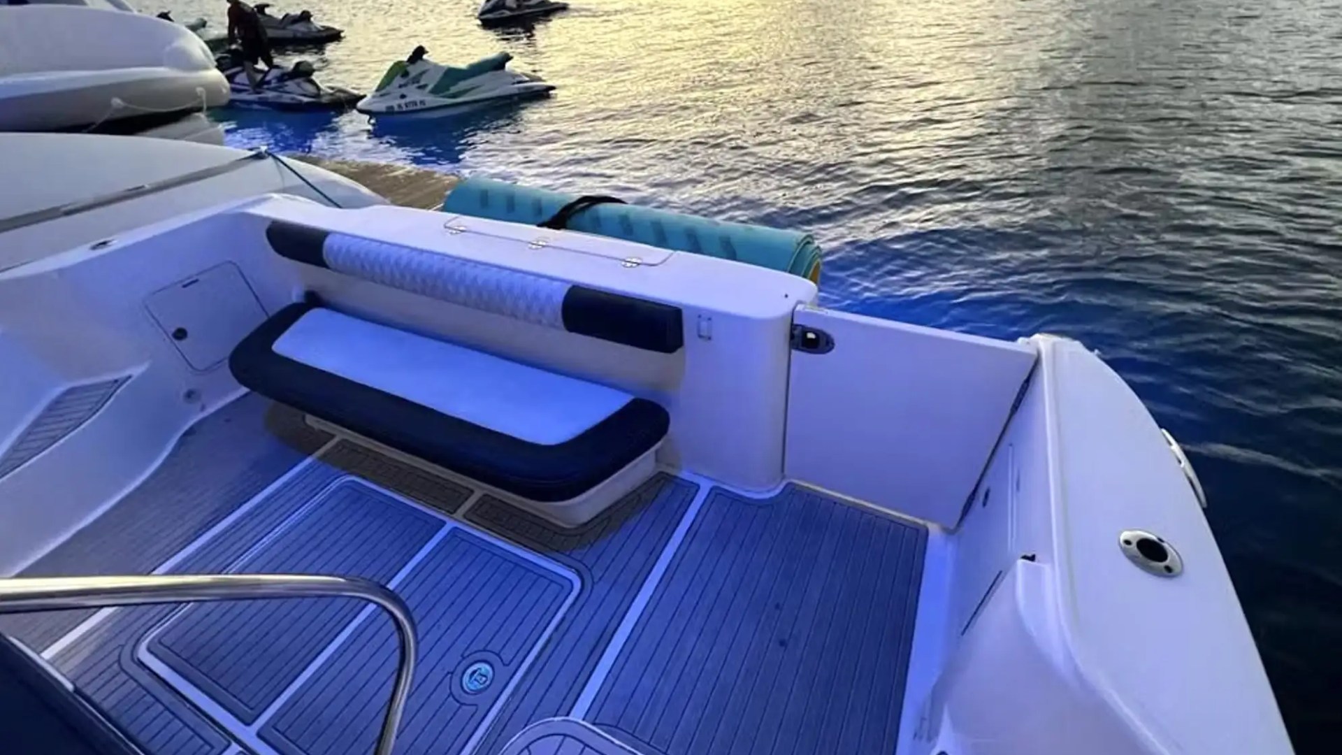 50′ SeaRay yacht aft deck seating