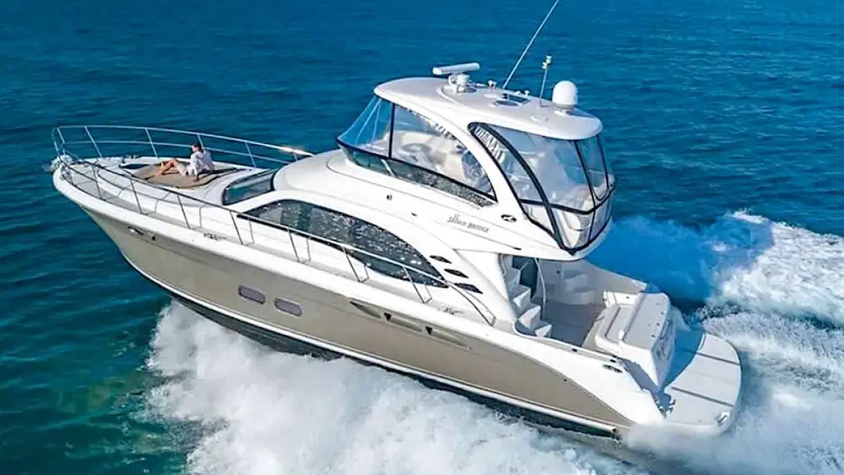 50′ SeaRay yacht wake trail cruising