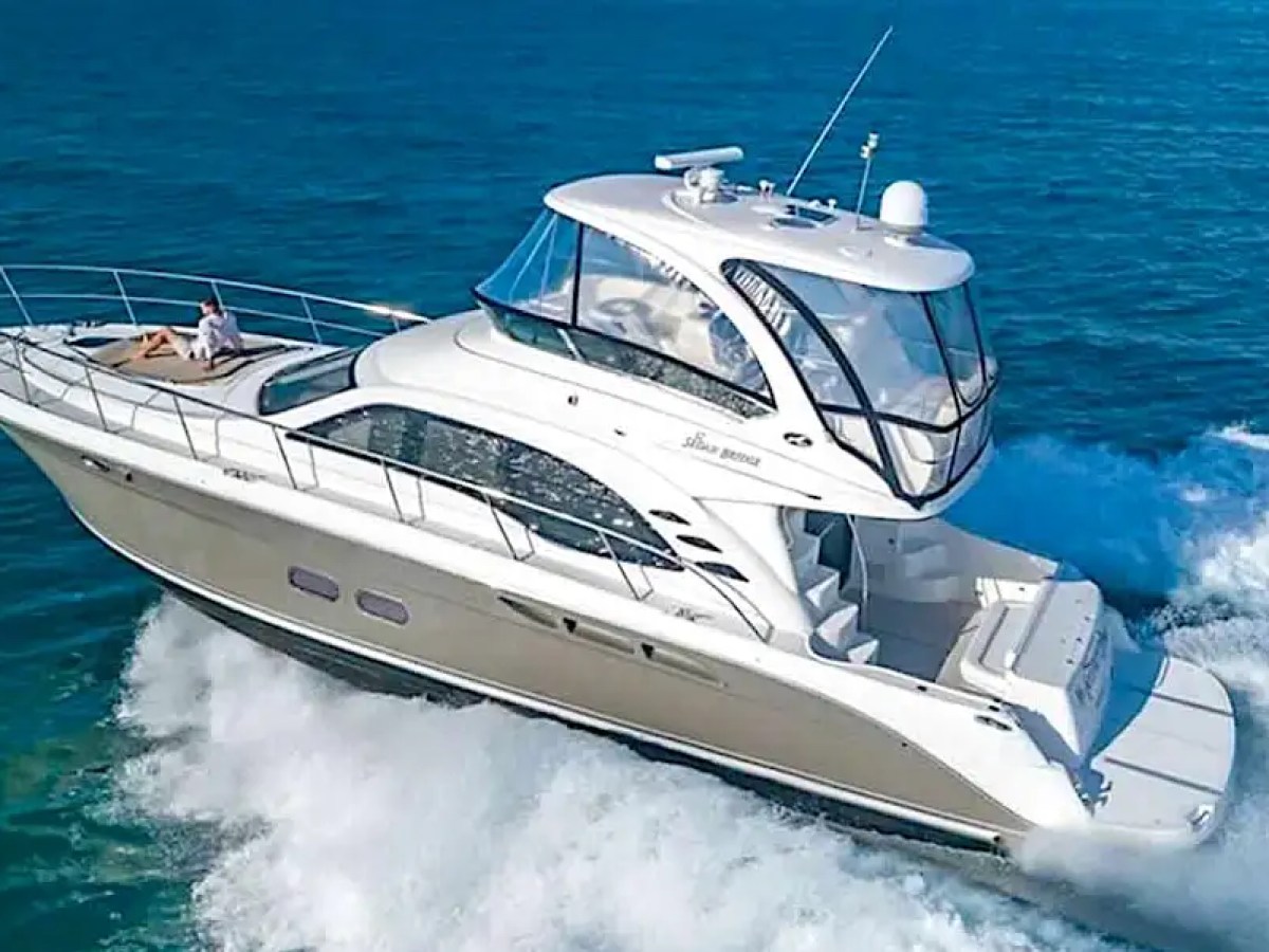 50′ SeaRay yacht wake trail cruising
