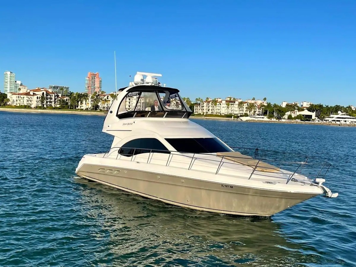 50′ SeaRay yacht aerial view cruising Miami Beach boats