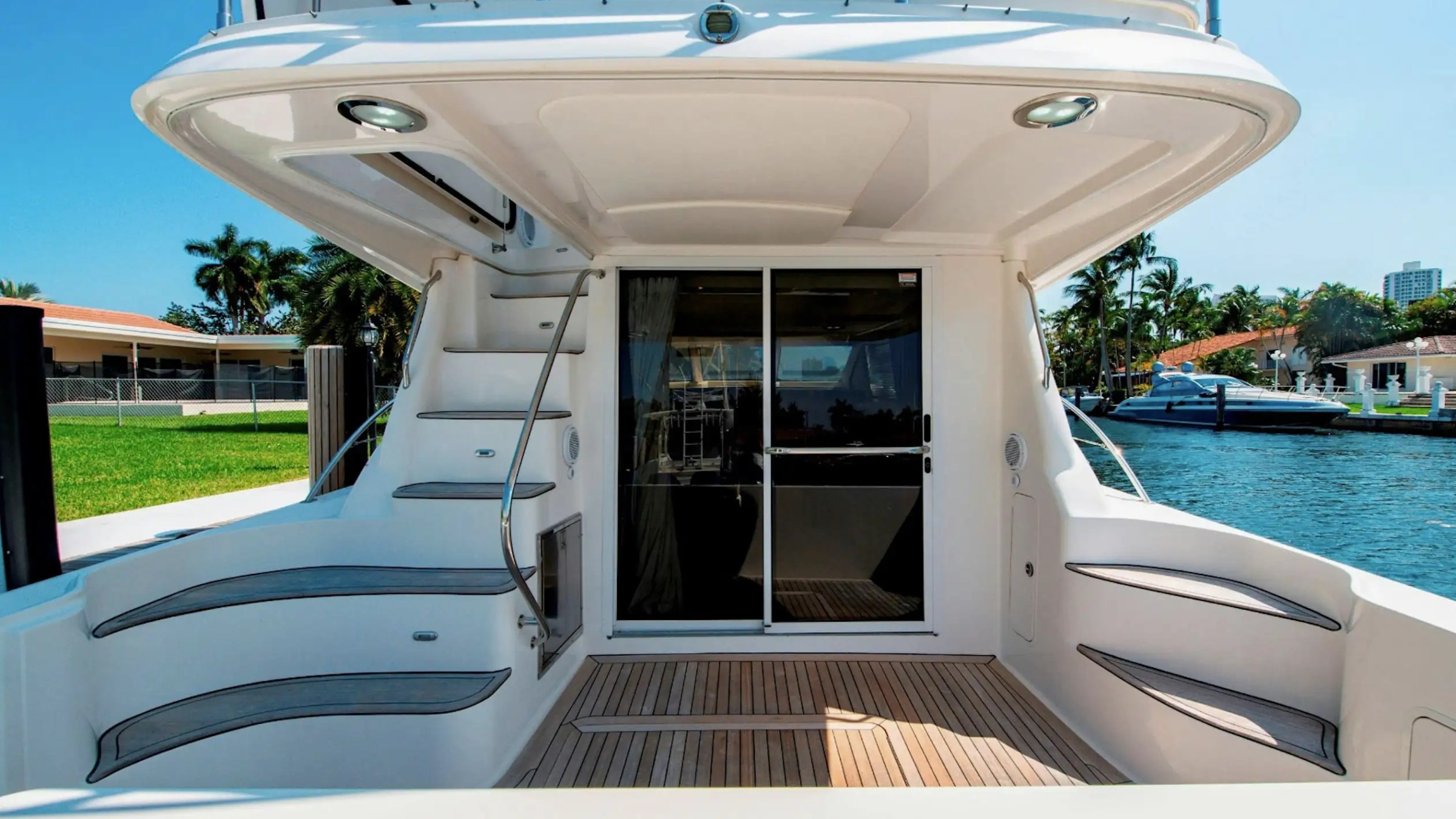 50′ SeaRay yacht docked stern view