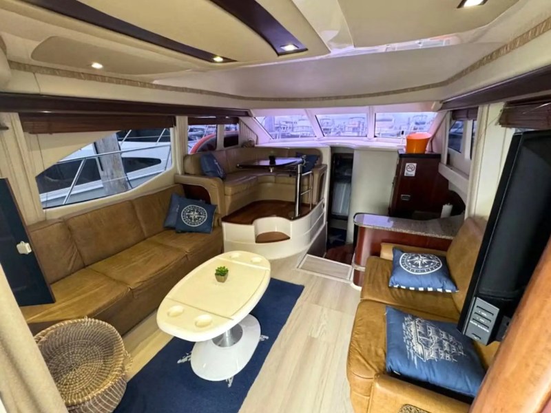 50′ SeaRay yacht interior salon with panoramic windows