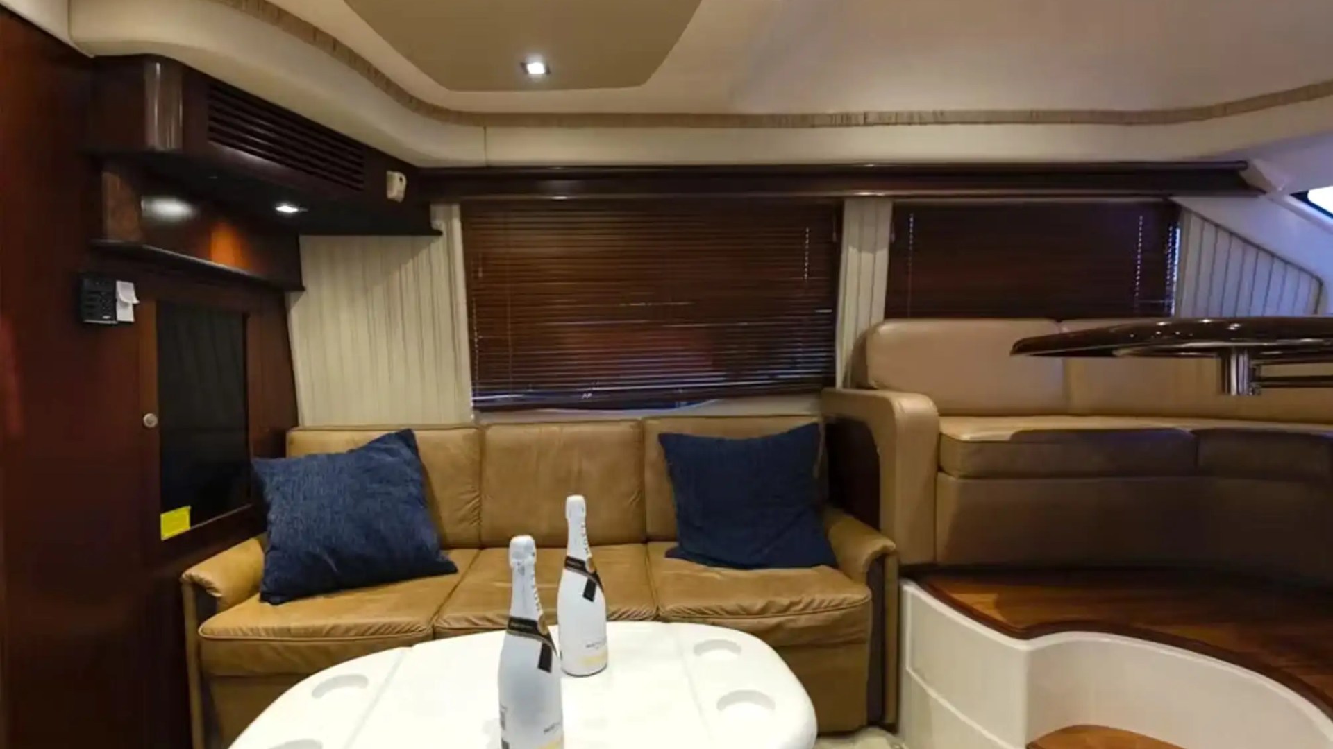 50′ SeaRay yacht interior lounge seating nook