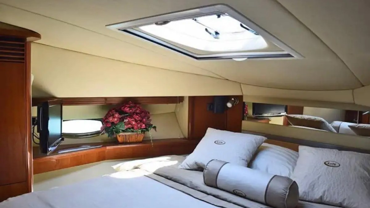 50ft SeaRay yacht Miami master stateroom bed