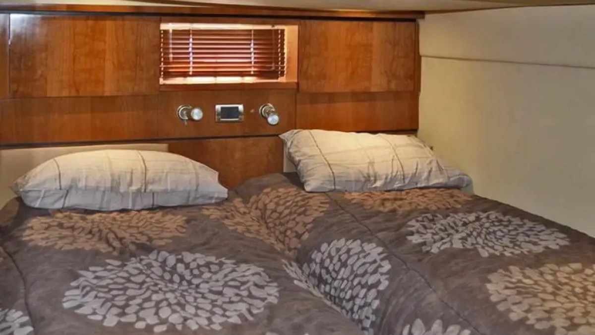 50ft SeaRay yacht Miami guest cabin twin berths