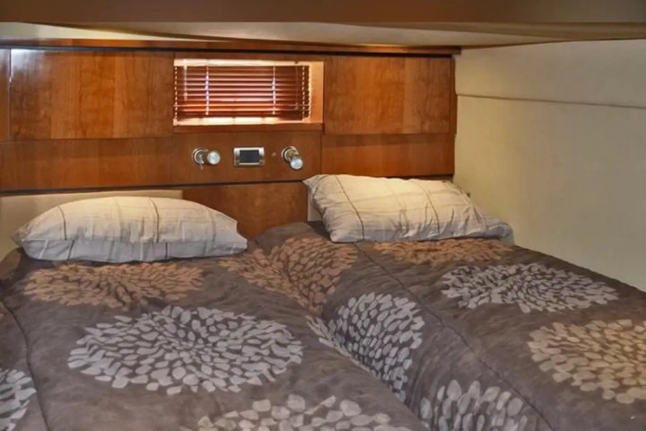 50ft SeaRay yacht Miami guest cabin twin berths