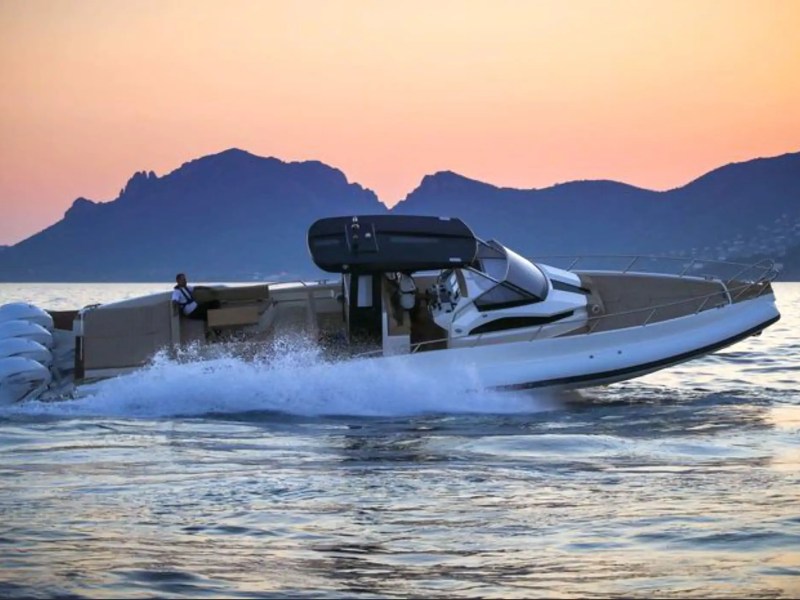 51′ Capelli yacht side profile under sun