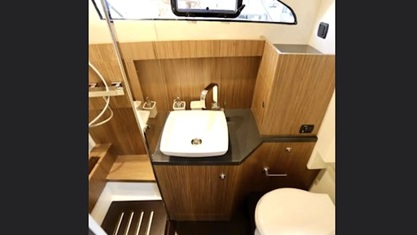51′ Capelli yacht interior bathroom fixtures