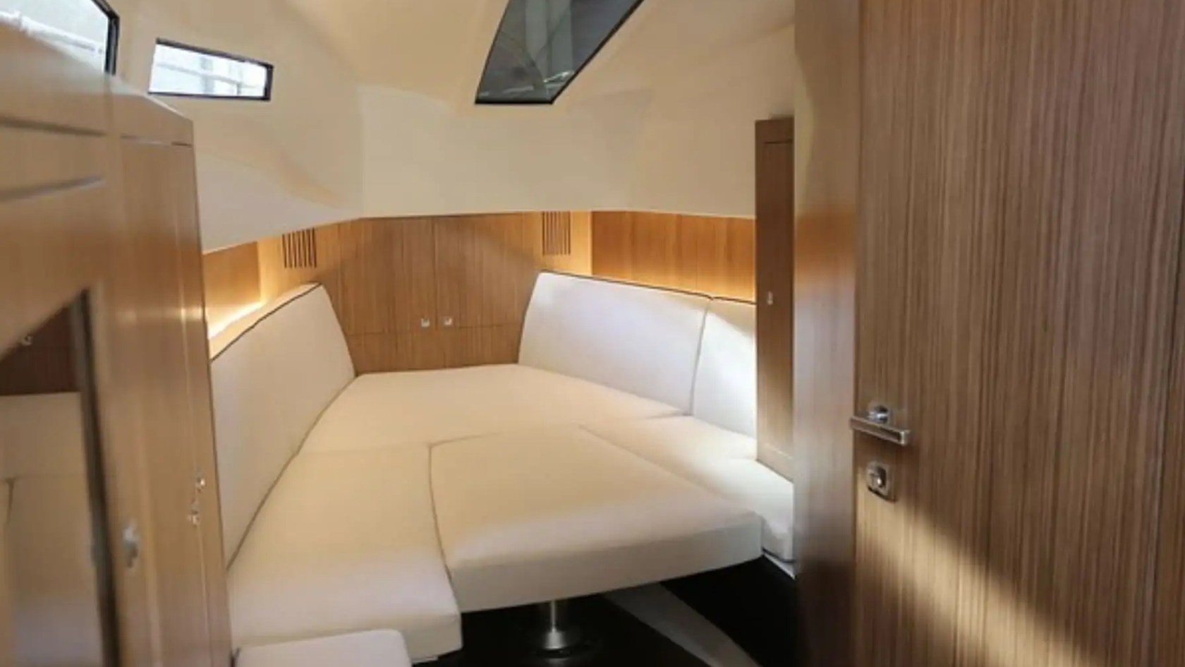 51′ Capelli yacht forward cabin sleeping area