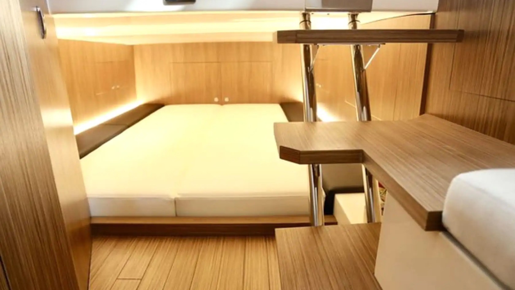 51′ Capelli yacht aft guest sleeping area