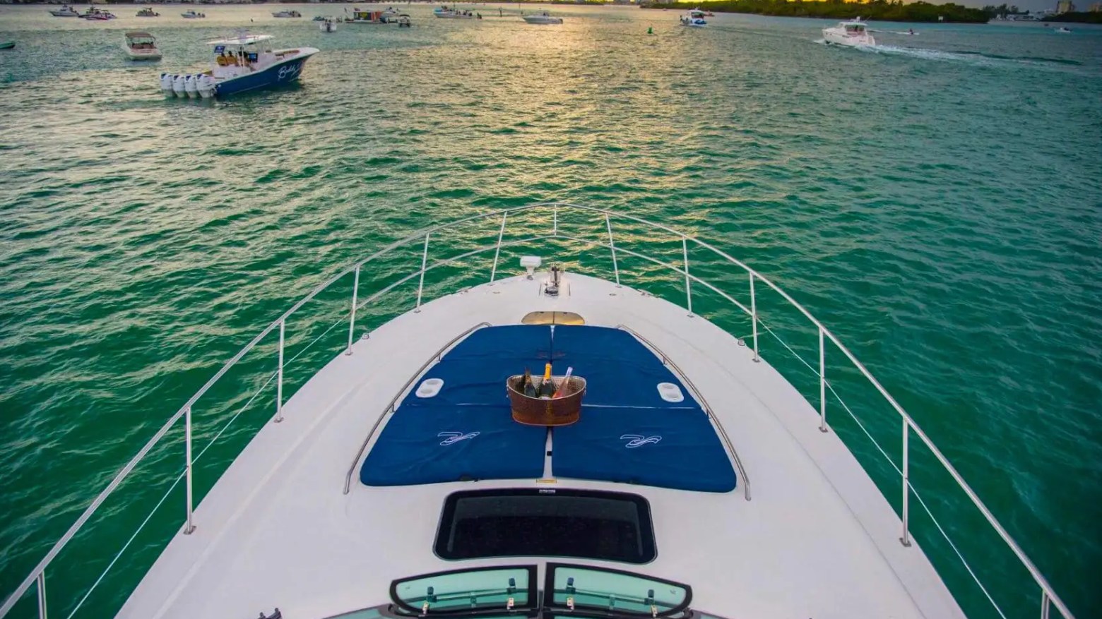 51′ SeaRay yacht bow sunpad with water horizon
