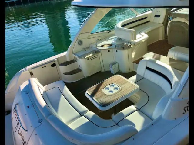 51′ SeaRay yacht aft deck lounge seating