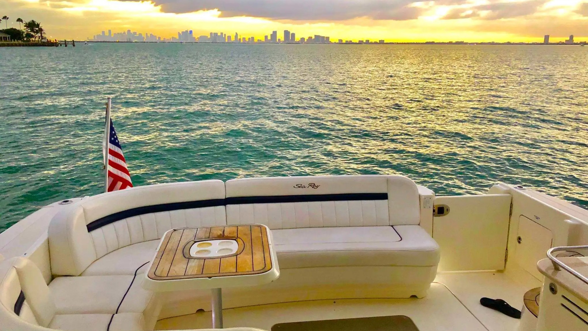 51′ SeaRay yacht aft deck lounge seating