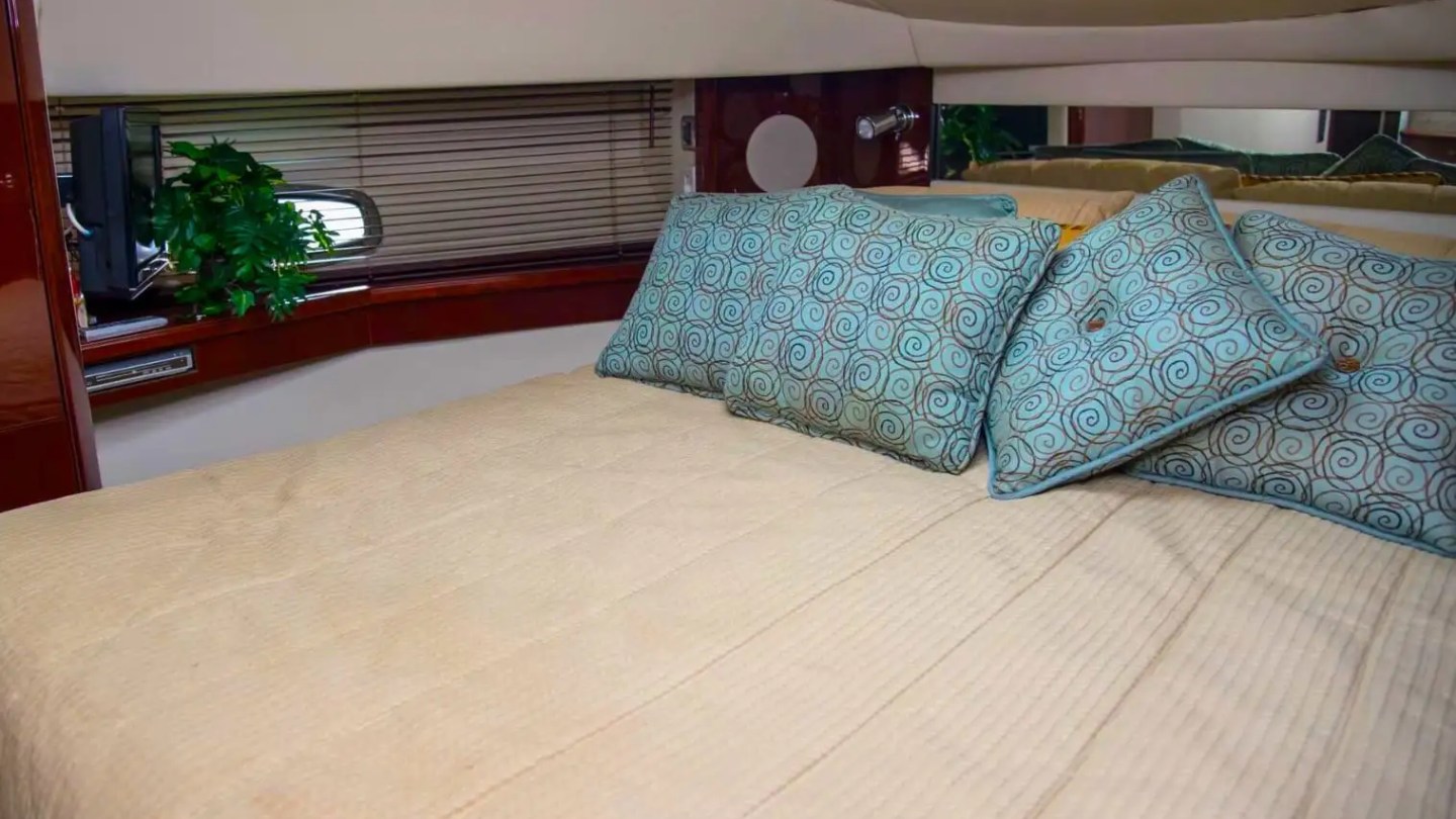51′ SeaRay yacht forward stateroom berth