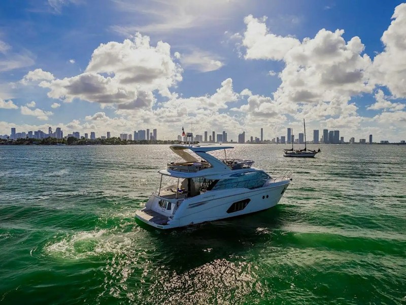 Stern wake view of 52′ Absolute cruising