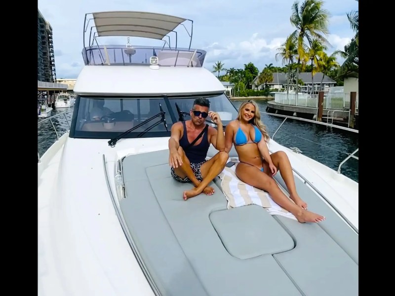 52′ Prestige foredeck lounge Aventura –