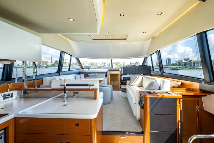 52′ Prestige dining area Aventura –