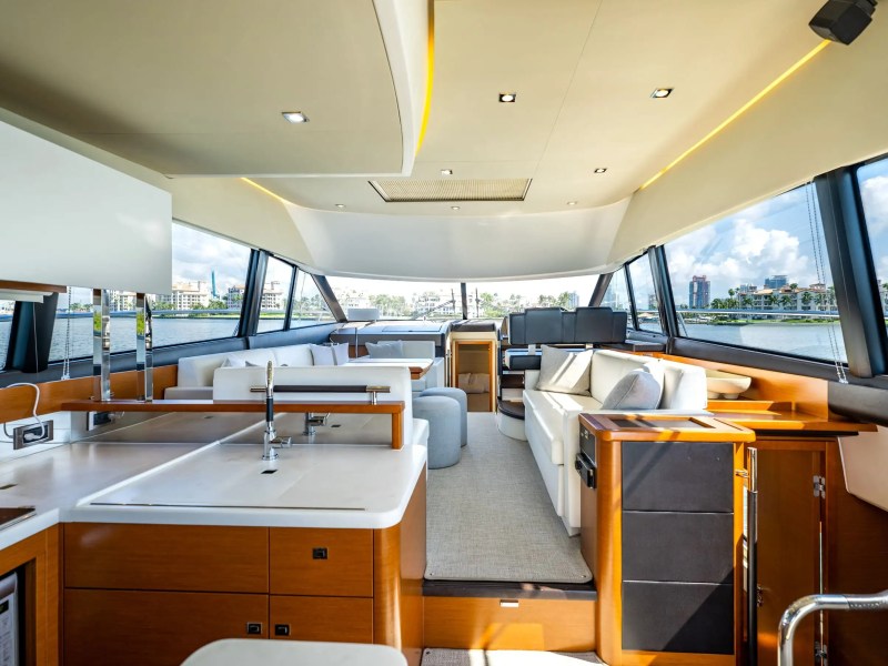 52′ Prestige dining area Aventura –