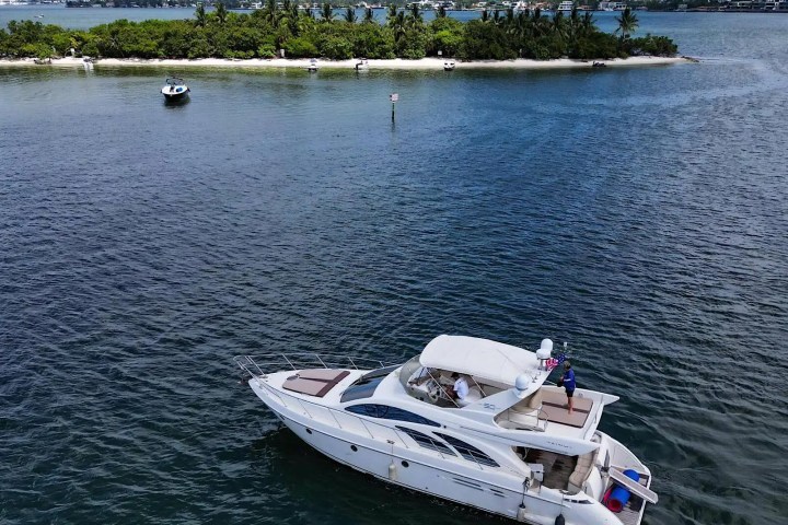 53′ Azimut yacht cruising near Miami Beach