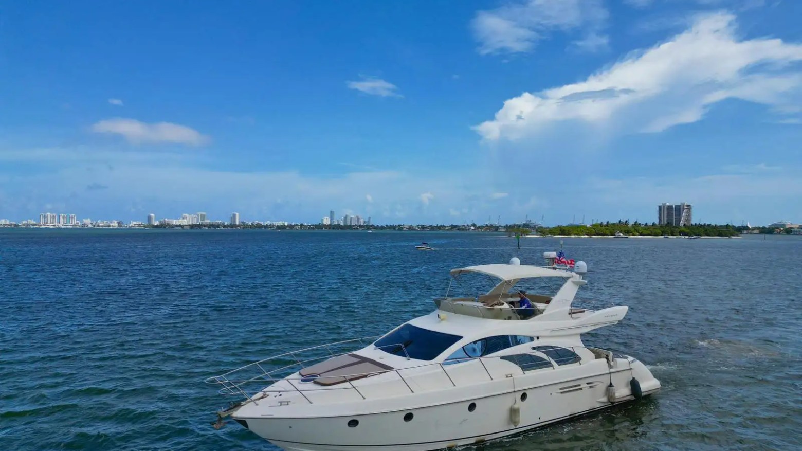 Wake-trailing stern view of 53′ Azimut