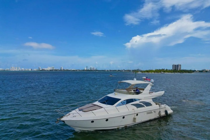 Wake-trailing stern view of 53′ Azimut