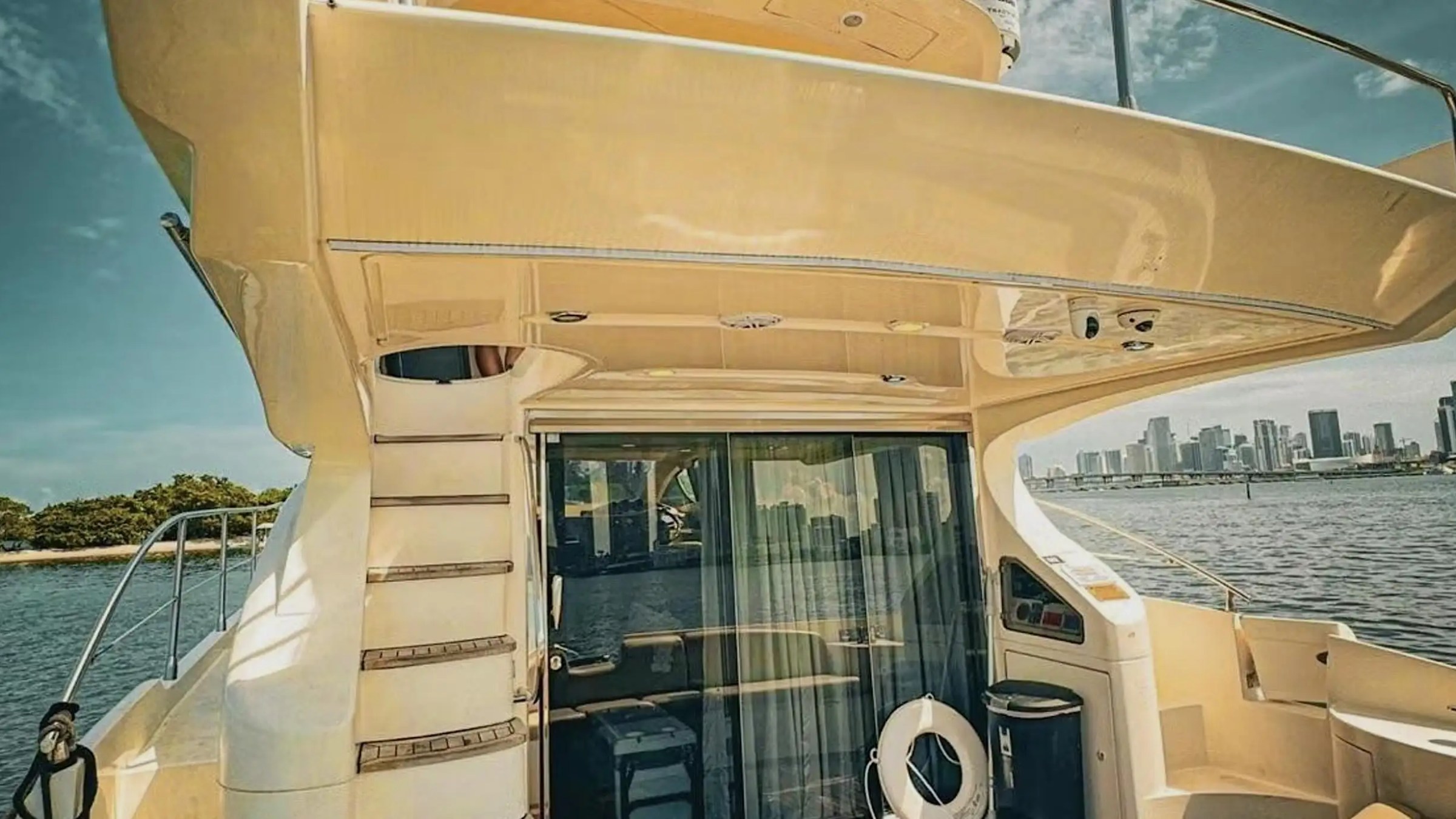 Foredeck architecture of 53′ Azimut