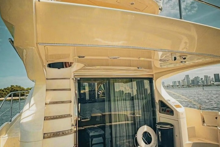 Foredeck architecture of 53′ Azimut