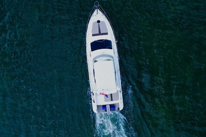 Aerial layout view of 53′ Azimut yacht