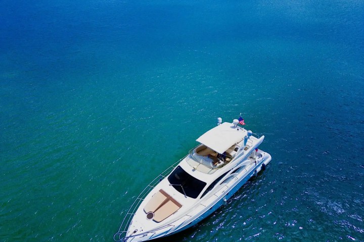 Flybridge wet bar of 53′ Azimut