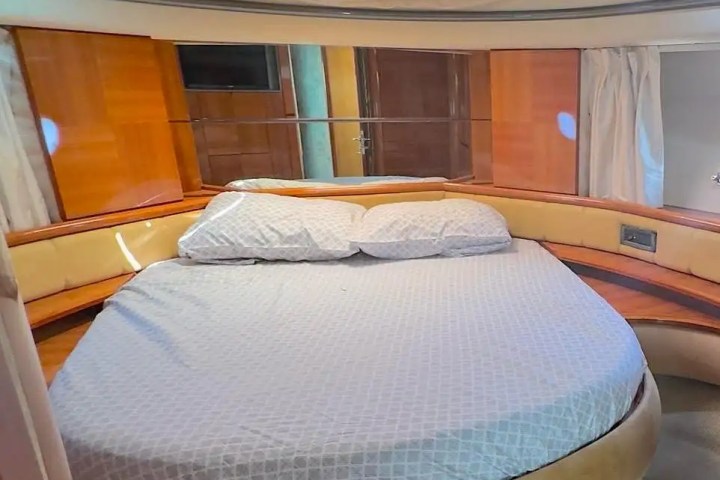 Master stateroom on 53′ Azimut yacht
