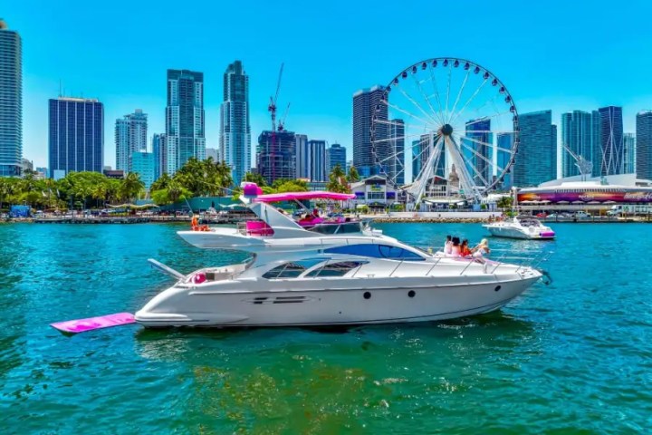 White-hull 55′ Azimut yacht cruising in Miami