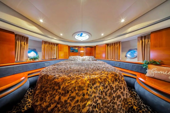 Master stateroom on 55′ Azimut yacht