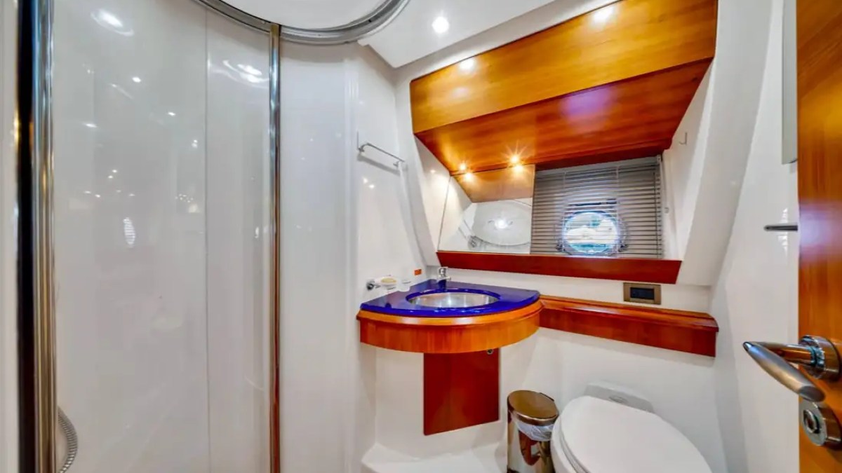 Ensuite bathroom on 55′ Azimut