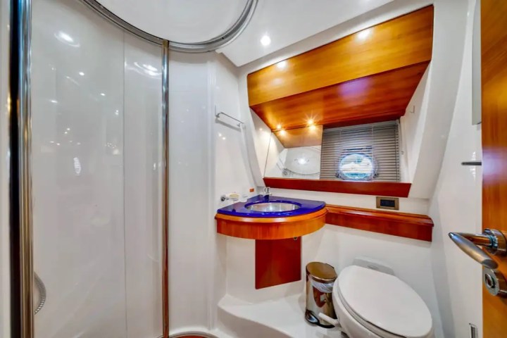 Ensuite bathroom on 55′ Azimut