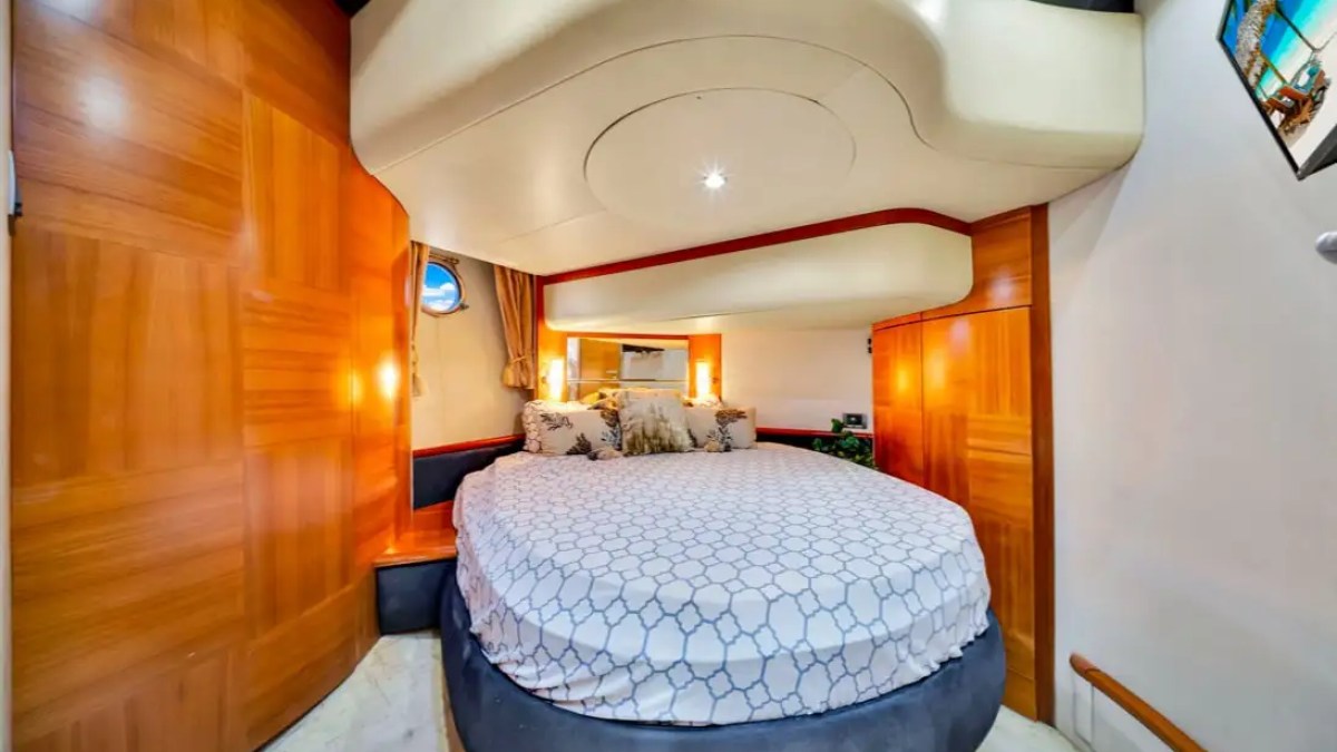 VIP guest cabin on 55′ Azimut