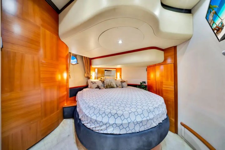 VIP guest cabin on 55′ Azimut