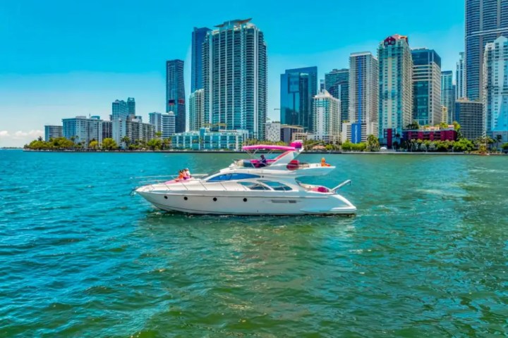 White hull of 55′ Azimut yacht slicing through water