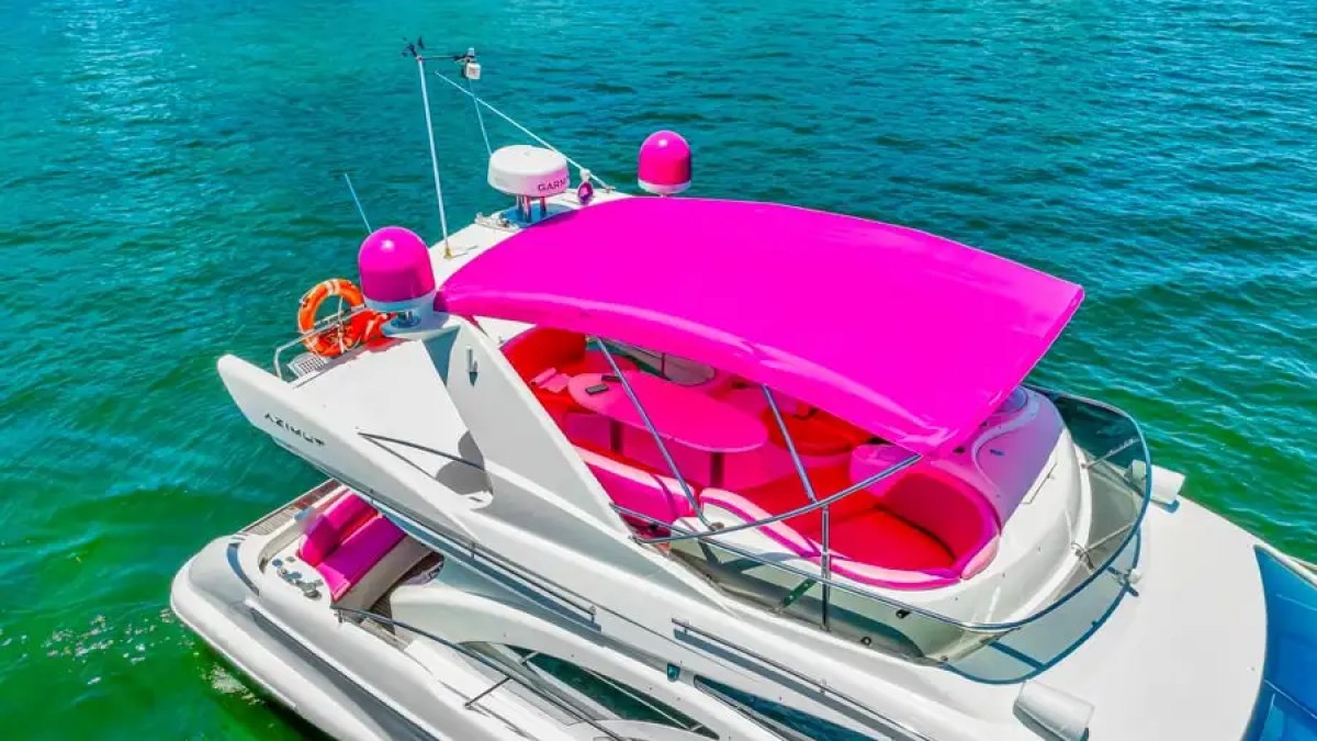 Flybridge wet bar on 55′ Azimut yacht