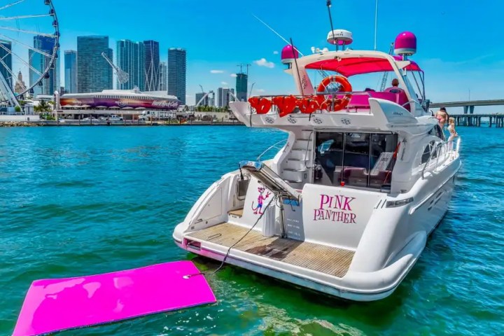 Aerial view of 55′ Azimut yacht layout