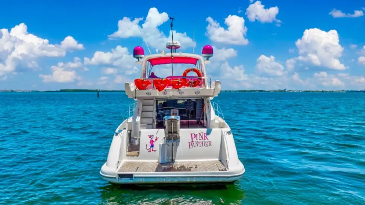 Swim platform of 55′ Azimut yacht with ladder