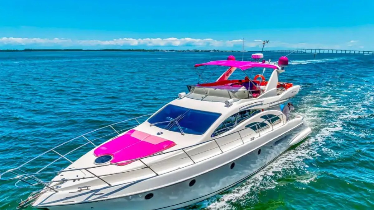 55′ Azimut yacht cruising past Miami Beach
