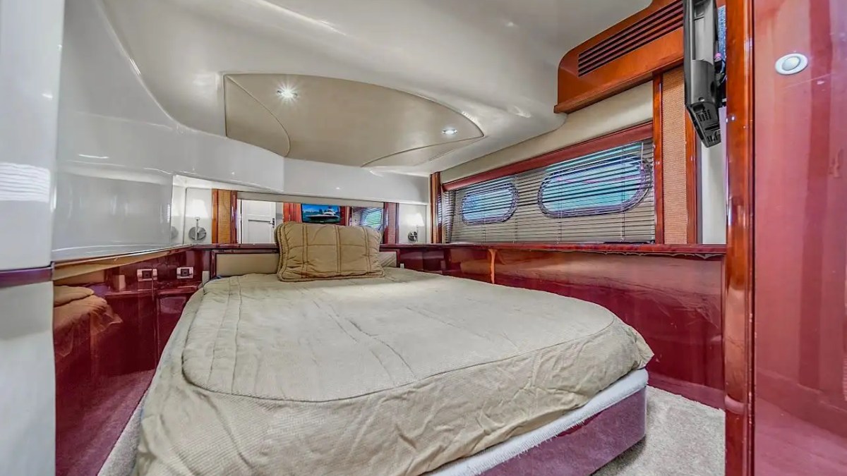 56′ SeaRay yacht forward stateroom berth
