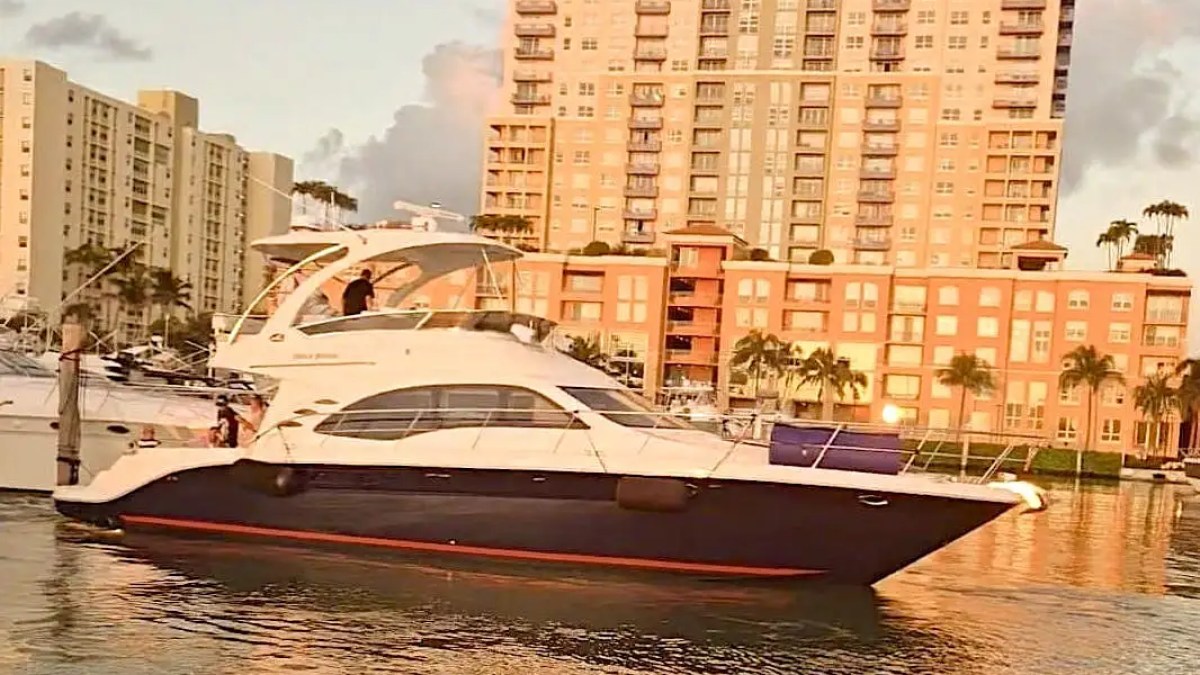 56′ SeaRay yacht cruising near Miami Beach marina