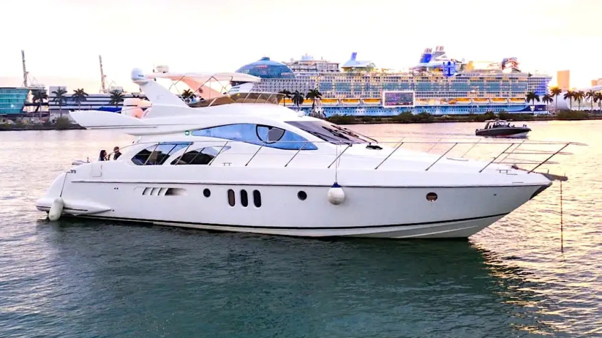 57ft Azimut yacht cruising off Hollywood coast