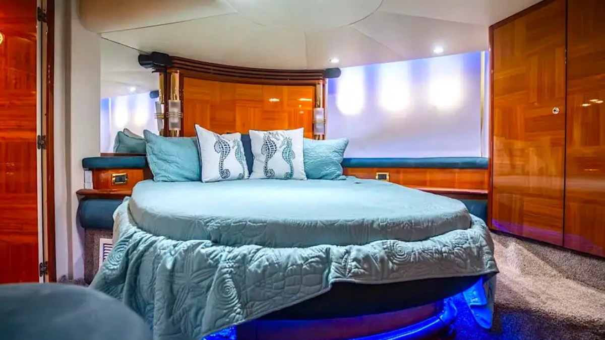 Master cabin aboard Azimut 57 yacht Hollywood