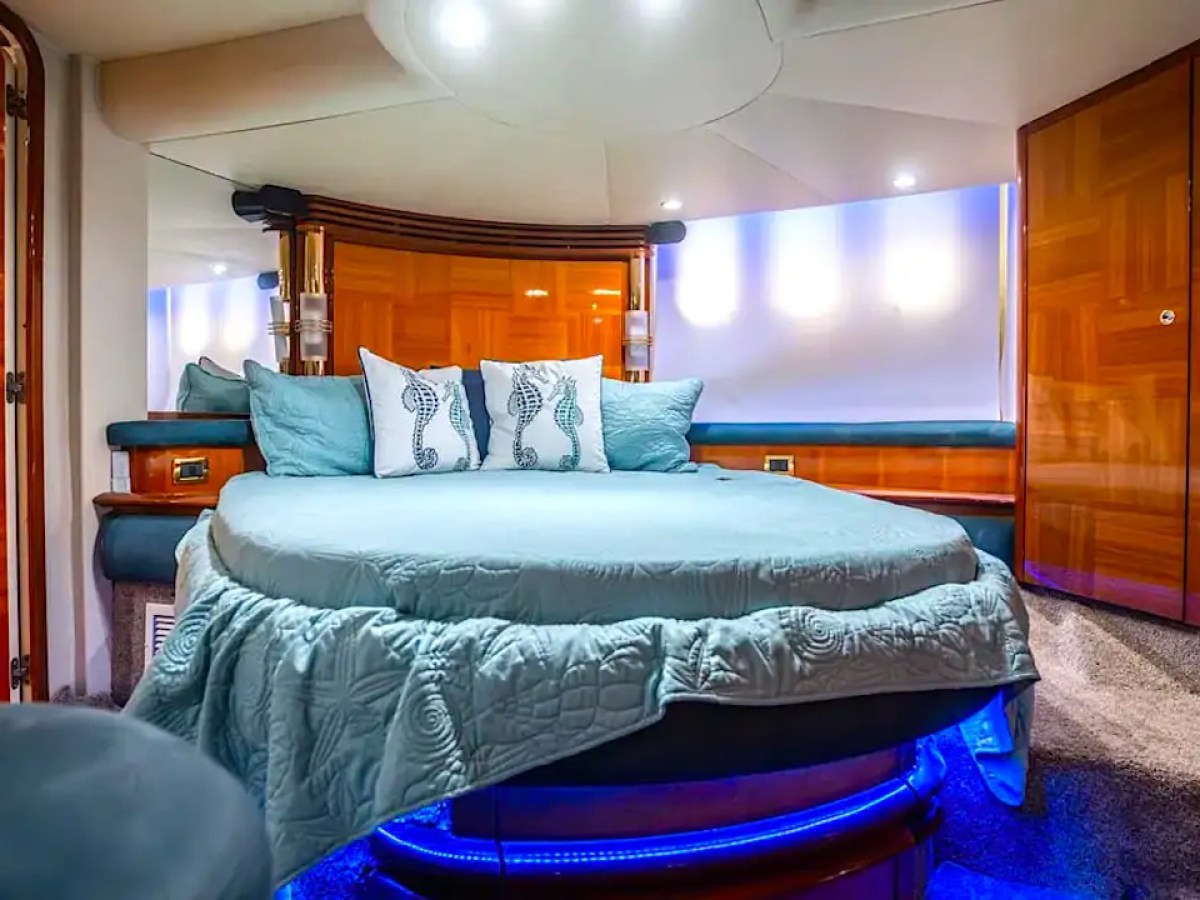 Master cabin aboard Azimut 57 yacht Hollywood
