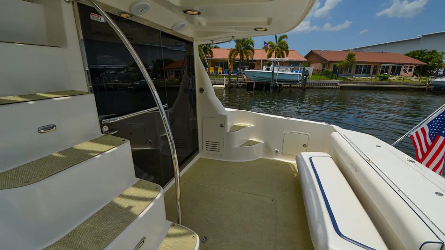 58′ SeaRay yacht docked stern view