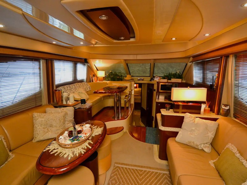 58′ SeaRay yacht interior salon with panoramic windows
