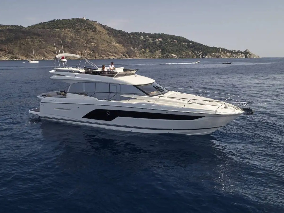 60′ Prestige yacht drone shot on charter near Miami Beach